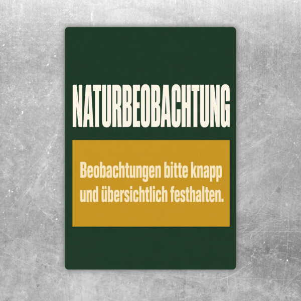 Grüner Naturbeobachtung Aufkleber mit Notizbuch, Stift, Blatt und Hinweis zum knappen Festhalten von Beobachtungen.