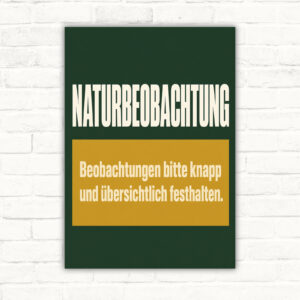 Grünes Naturbeobachtung Schild mit Notizbuch, Stift und Text „Beobachtungen bitte knapp und übersichtlich festhalten“.