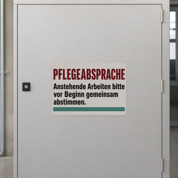 KI-generiertes Anwendungsbeispiel: Aufkleber Pflegeabsprache auf grauem Untergrund mit Text und Pflege-Symbolen im Querformat.