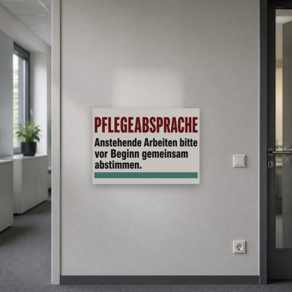 KI-generiertes Anwendungsbeispiel: Hinweisschild Pflegeabsprache – Arbeiten vor Beginn gemeinsam abstimmen am passenden Einsatzort mit gut sichtbarem Motiv und klarer Beschriftung.