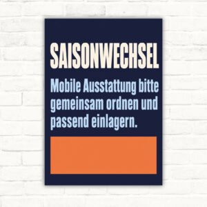 Saisonwechsel Schild mit Text „Mobile Ausstattung bitte gemeinsam ordnen und passend einlagern“ als blaues Hinweisschild.