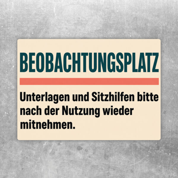 Beobachtungsplatz Aufkleber in Schwarz und Beige mit Bankmotiv und Hinweis zum Mitnehmen von Sitzhilfen.