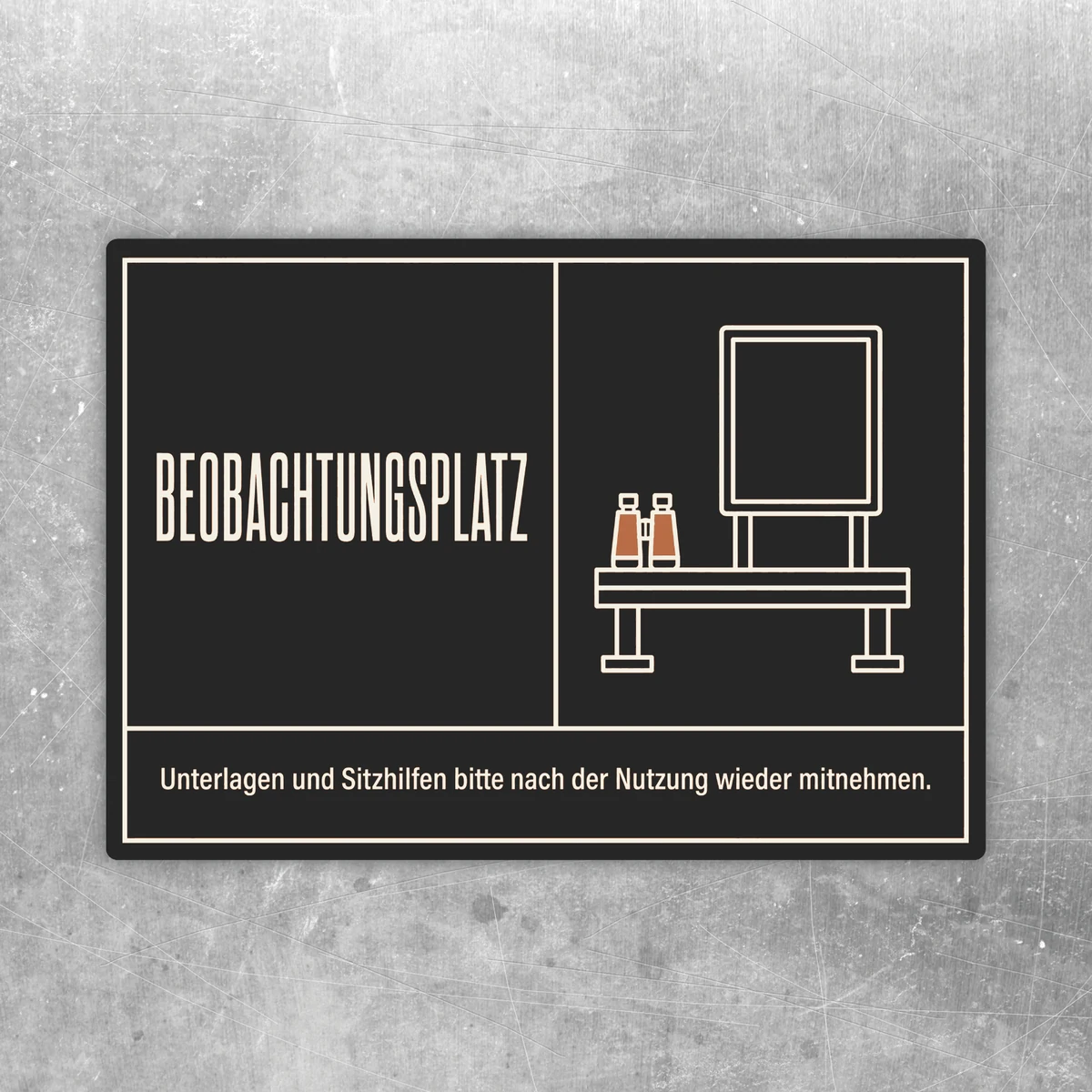 Beobachtungsplatz Aufkleber in Schwarz und Beige mit Bankmotiv und Hinweis zum Mitnehmen von Sitzhilfen.