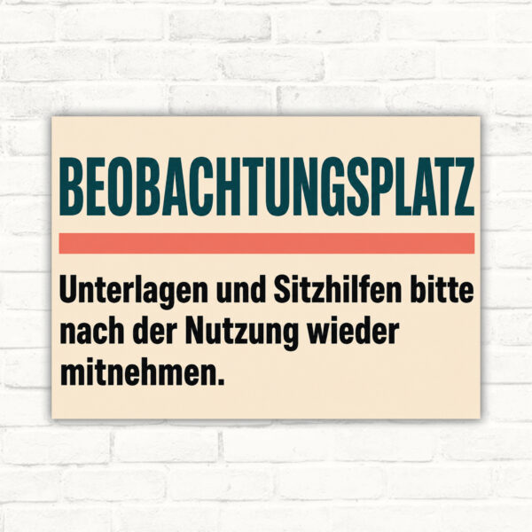 Beobachtungsplatz Schild mit Wortlaut Unterlagen und Sitzhilfen bitte nach der Nutzung wieder mitnehmen.