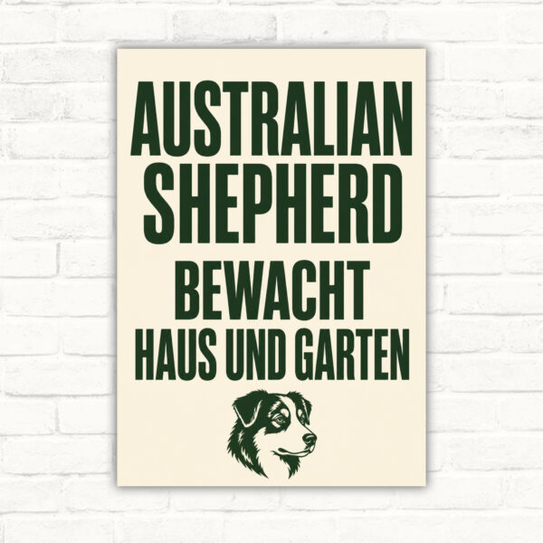 Hundeschild mit Australian Shepherd und Text „Achtung! Hund bewacht Haus und Garten.“ als bedrucktes Warnschild.
