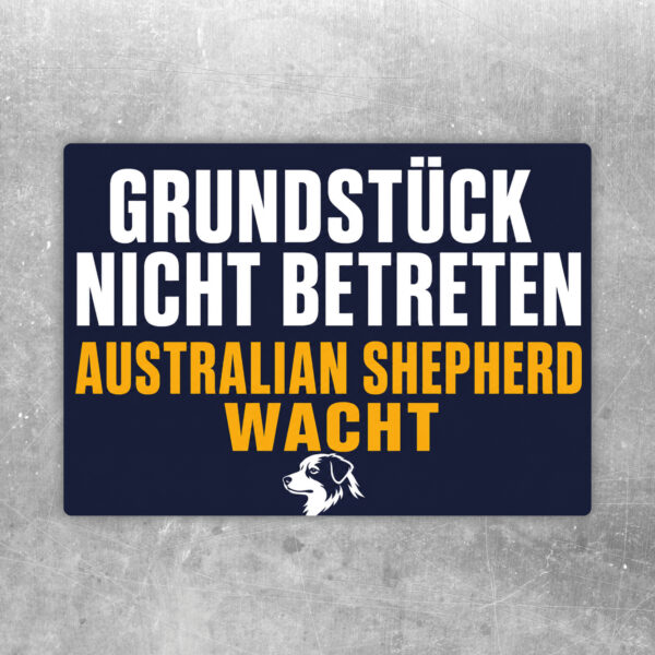 Aufkleber mit Australian Shepherd am Zaun und Text Vorsicht Grundstück nicht ungefragt betreten in Türkis und Gelb.