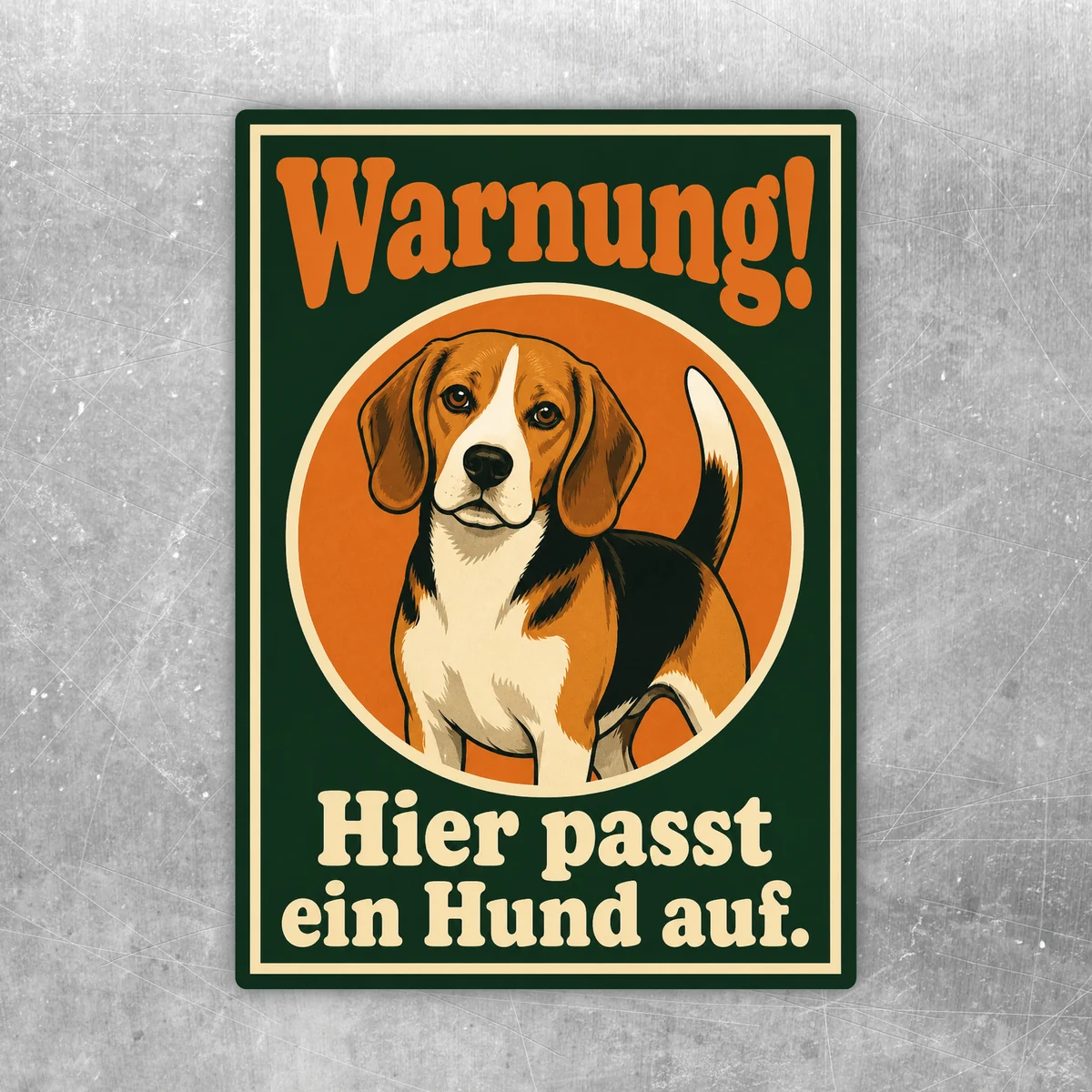 Beagle Aufkleber mit Text Warnung! Hier passt ein Hund auf in Grün, Orange und Beige für Tür oder Gartentor.