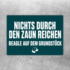 Beagle Aufkleber im Querformat mit Vorsicht-Hinweis und Verbot, nichts durch den Zaun zu reichen.