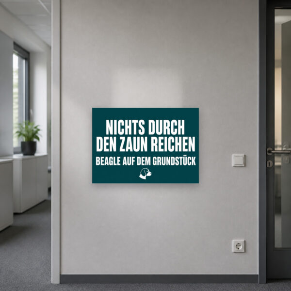 KI-generiertes Anwendungsbeispiel: Beagle-Hundeschild „Vorsicht! Bitte nichts durch den Zaun reichen.“ am Zaun.