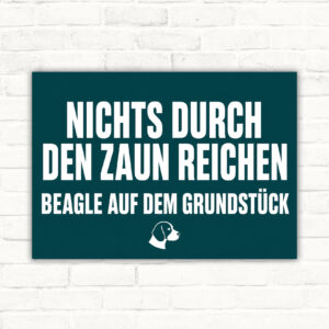 Hundeschild mit Beagle am Zaun und Text „Vorsicht! Bitte nichts durch den Zaun reichen.“ im Querformat.