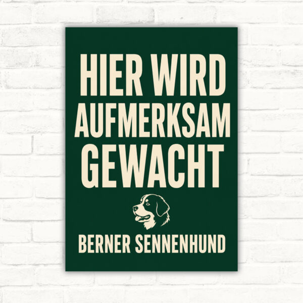 Hundeschild mit Berner Sennenhund und Text „Achtung! Hier wird aufmerksam gewacht.“ im Vintage-Stil.