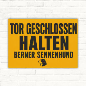 Querformatiges Tor geschlossen halten Schild mit Text „Warnung! Tor bitte geschlossen halten.“ und Berner Sennenhund am Tor.