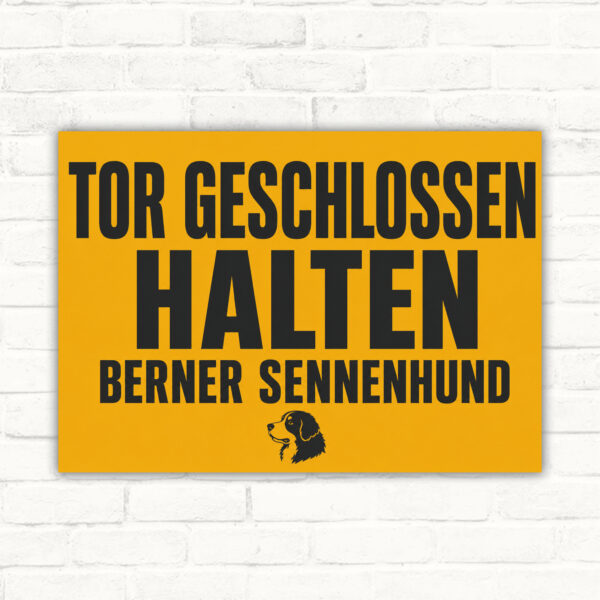 Querformatiges Tor geschlossen halten Schild mit Text „Warnung! Tor bitte geschlossen halten.“ und Berner Sennenhund am Tor.