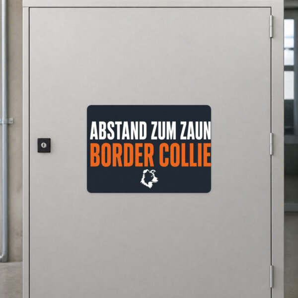 KI-generiertes Anwendungsbeispiel: Aufkleber Warnung Border Collie am Zaun mit Hinweis Bitte Abstand zum Zaun halten.