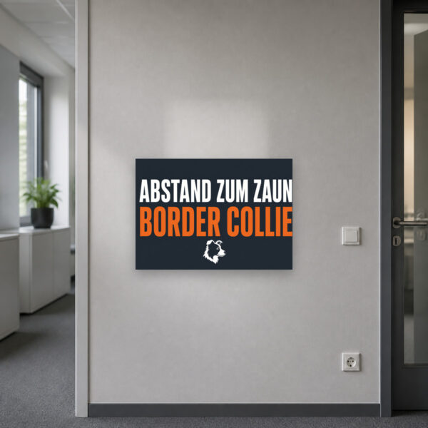 KI-generiertes Anwendungsbeispiel: Warnschild mit Border Collie und dem Hinweis „Bitte Abstand zum Zaun halten“ als bedrucktes Schild am Gartenzaun.