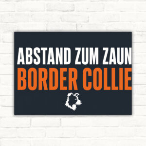 Warnschild mit Border Collie und dem Text „Bitte Abstand zum Zaun halten“ als bedrucktes Schild.