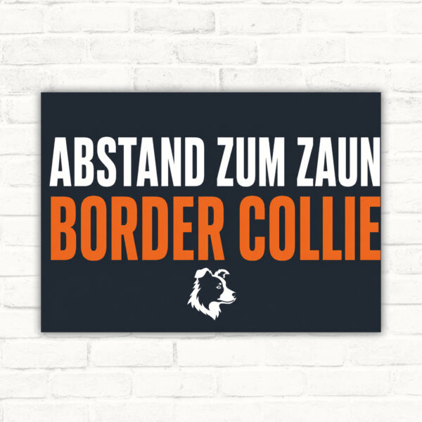 Warnschild mit Border Collie und dem Text „Bitte Abstand zum Zaun halten“ als bedrucktes Schild.