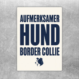 Aufkleber mit Text Vorsicht! Aufmerksamer Hund auf dem Grundstück, gelb-schwarzes Motiv mit Hund vor Tannen.