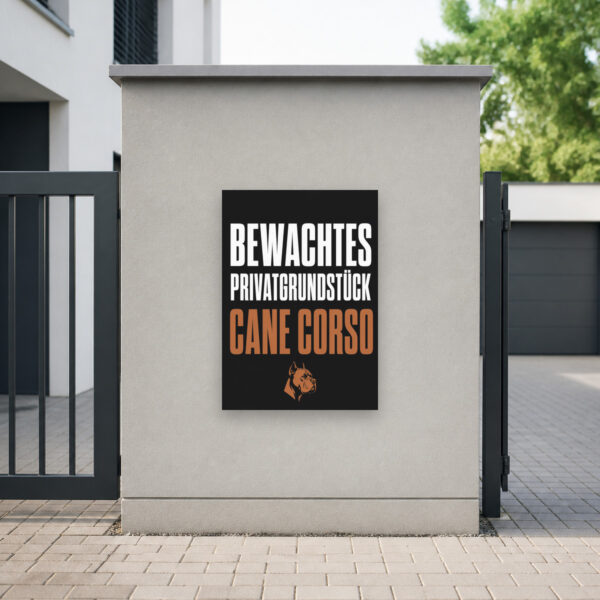 KI-generiertes Anwendungsbeispiel: Hundeschild Vorsicht Cane Corso – Bewachtes Privatgrundstück am passenden Einsatzort mit gut sichtbarem Motiv und klarer Beschriftung.