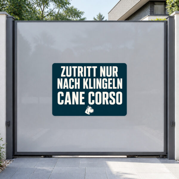 KI-generiertes Anwendungsbeispiel: Cane Corso Aufkleber Achtung, Zutritt nur nach Klingeln, auf grauem Untergrund.