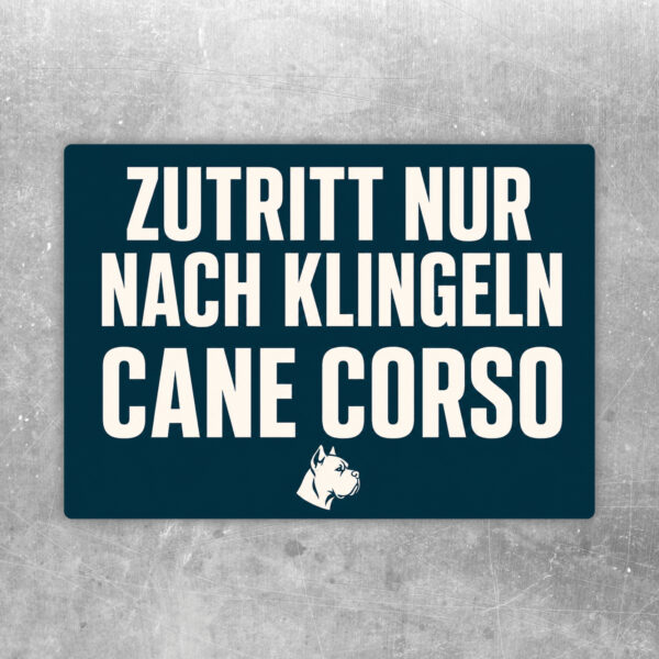 Cane Corso Aufkleber im Querformat mit Text Achtung, Zutritt nur nach Klingeln, Vintage-Optik in Beige und Braun.