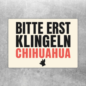 Chihuahua Aufkleber im Querformat mit Text Achtung Bitte erst klingeln, Klingelsymbol und Hund auf dunklem Hintergrund.