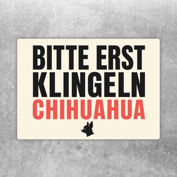 Chihuahua Aufkleber im Querformat mit Text Achtung Bitte erst klingeln, Klingelsymbol und Hund auf dunklem Hintergrund.