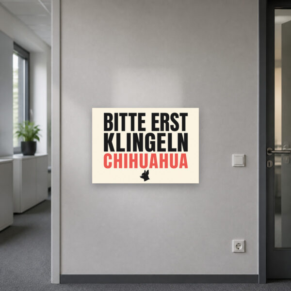 KI-generiertes Anwendungsbeispiel: Chihuahua Schild „Achtung! Bitte erst klingeln.“ als Türschild neben einem Hauseingang.