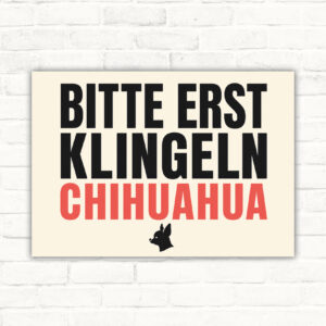 Chihuahua Schild im Querformat mit Text „Achtung! Bitte erst klingeln.“ und Glockensymbol auf dunklem Hintergrund.