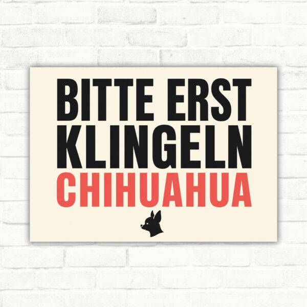Chihuahua Schild im Querformat mit Text „Achtung! Bitte erst klingeln.“ und Glockensymbol auf dunklem Hintergrund.