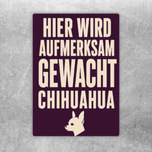 Chihuahua Aufkleber mit Text Vorsicht! Hier wird aufmerksam gewacht, in Creme, Orange und Dunkelviolett.