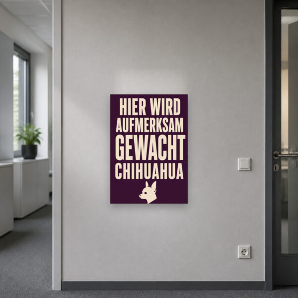 KI-generiertes Anwendungsbeispiel: Chihuahua Schild „Vorsicht! Hier wird aufmerksam gewacht.“ an heller Wand als Hundehinweis.