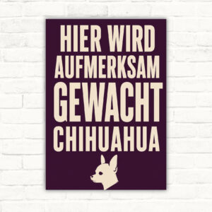 Chihuahua Schild mit Text „Vorsicht! Hier wird aufmerksam gewacht.“ als dekoratives Hundeschild in Creme, Orange und Dunkelviolett.