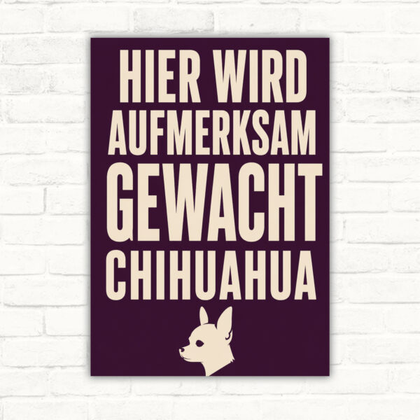 Chihuahua Schild mit Text „Vorsicht! Hier wird aufmerksam gewacht.“ als dekoratives Hundeschild in Creme, Orange und Dunkelviolett.