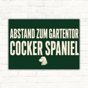 Hundeschild mit Cocker Spaniel und Text „Achtung! Bitte Abstand zum Gartentor halten.“ im Querformat.