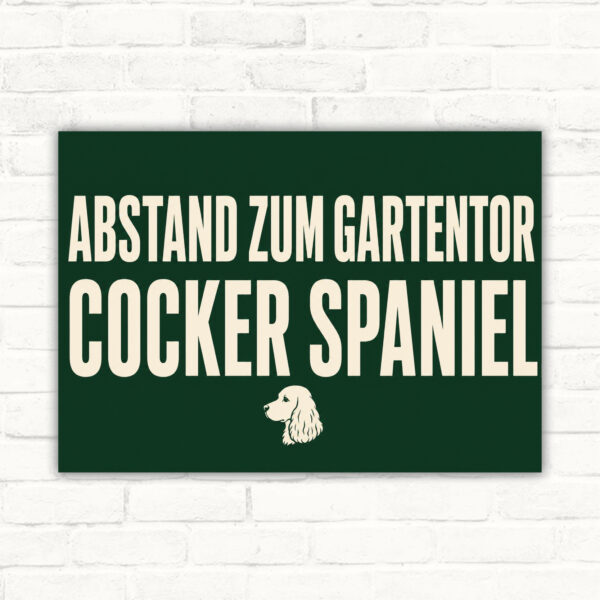 Hundeschild mit Cocker Spaniel und Text „Achtung! Bitte Abstand zum Gartentor halten.“ im Querformat.