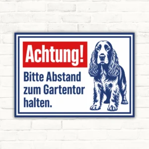 Hundeschild mit Cocker Spaniel und Text „Achtung! Bitte Abstand zum Gartentor halten.“ im Querformat.