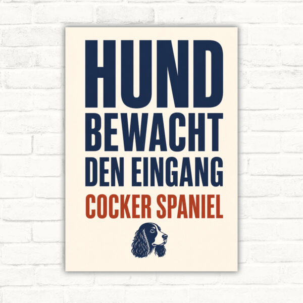 Hundeschild mit Cocker Spaniel vor Tor und Text „Vorsicht! Hund bewacht den Eingang.“ als dekoratives Warnschild.