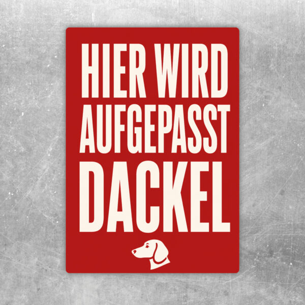 Dackel Aufkleber mit Text „Vorsicht! Hier wird aufgepasst.“ in Gelb, Schwarz und Braun für Tür oder Gartentor.