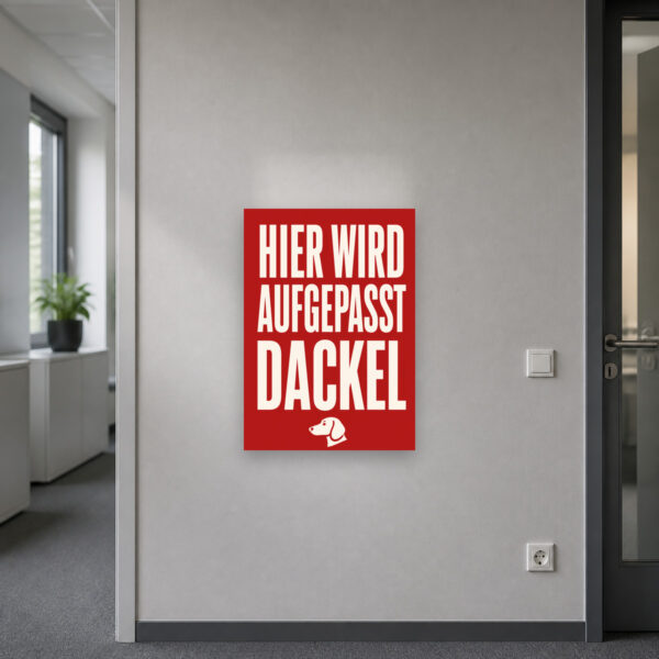 KI-generiertes Anwendungsbeispiel: Hundeschild Dackel „Vorsicht! Hier wird aufgepasst.“ am passenden Einsatzort mit gut sichtbarem Motiv und klarer Beschriftung.