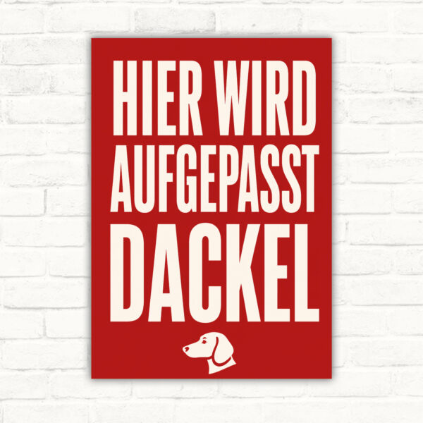 Hundeschild Dackel „Vorsicht! Hier wird aufgepasst.“ mit gut lesbarem Motiv und klarer Beschriftung als bedrucktes Schild aus Aluminium-Verbundplatte.