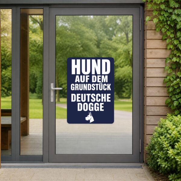 KI-generiertes Anwendungsbeispiel: Warnung Hund auf dem Grundstück Aufkleber mit Deutsche-Dogge-Motiv an grauer Metallfläche.