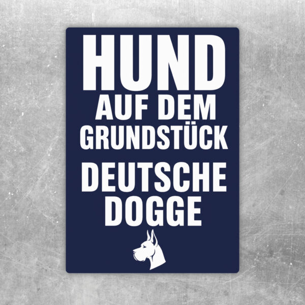 Warnung Hund auf dem Grundstück Aufkleber im Hochformat mit dunkelblauer Deutsche-Dogge-Silhouette auf Cremegrund.