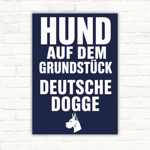 Warnschild mit Text „Warnung! Hund auf dem Grundstück.“ und Deutsche-Dogge-Silhouette als robustes Schild.