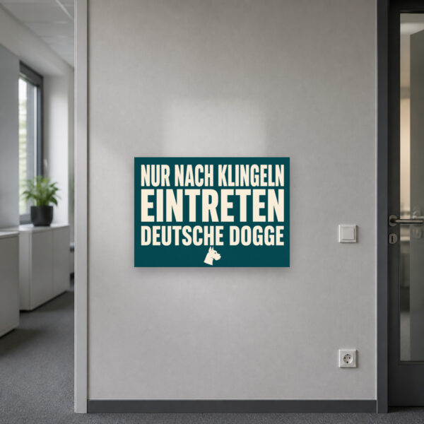 KI-generiertes Anwendungsbeispiel: Hundeschild Deutsche Dogge „Vorsicht! Bitte nur nach Klingeln eintreten.“ am passenden Einsatzort mit gut sichtbarem Motiv und klarer Beschriftung.
