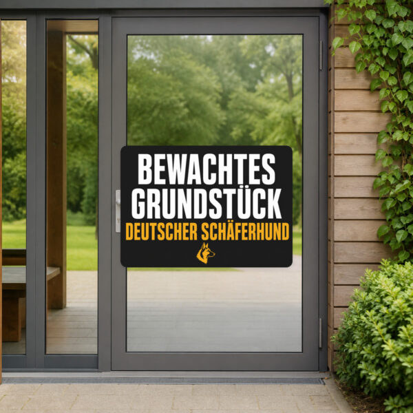 KI-generiertes Anwendungsbeispiel: Aufkleber Bewachtes Grundstück mit Deutschem Schäferhund an einer Torfläche.