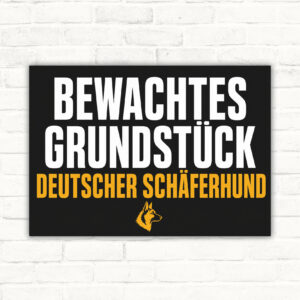 Querformatiges Schild mit Text „Achtung! Bewachtes Grundstück.“ und Deutschem Schäferhund vor Zaun auf dunklem Hintergrund.