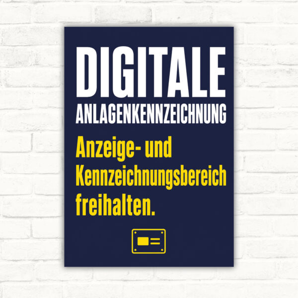 Digitale Anlagenkennzeichnung Schild mit Text „Anzeige- und Kennzeichnungsbereich freihalten“ in Dunkelblau und Gelb.