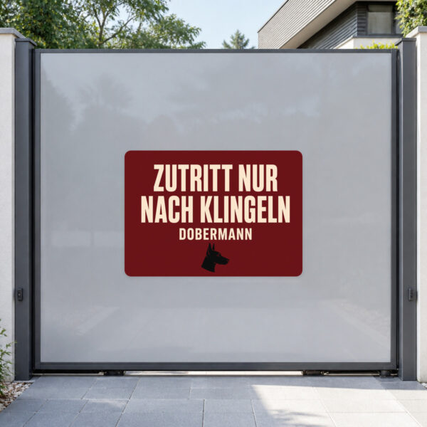 KI-generiertes Anwendungsbeispiel: Dobermann Aufkleber Warnung Zutritt nur nach Klingeln an einer Metalltür.