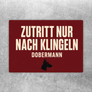 Dobermann Aufkleber im Querformat mit Text Warnung Zutritt nur nach Klingeln in Beige, Rot, Schwarz und Weiß.